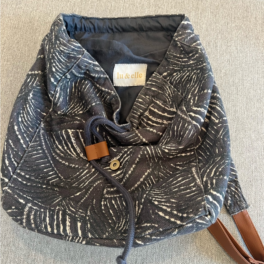 Black And White Patterned Drawstring Bag - image 1